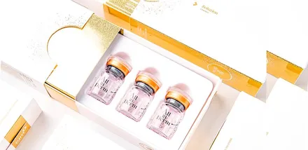 Hộp ALL IN DERM mở nắp lộ 3 lọ tinh chất bên trong, tông vàng trắng