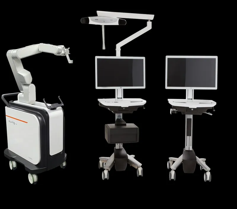 Hệ thống CUVIS-spine gồm cánh tay robot và các bàn điều khiển