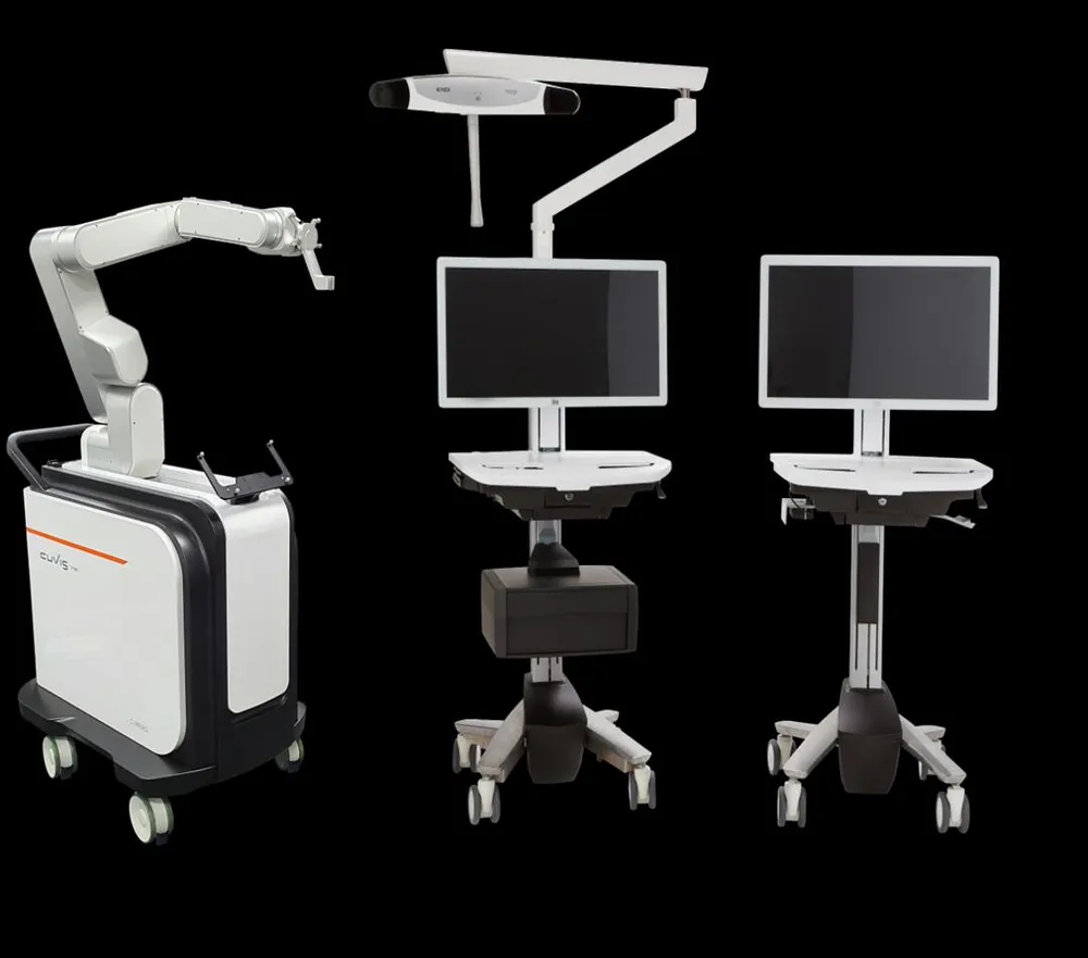 Ba khối chính của CUVIS-spine: cánh tay robot, bàn điều khiển chính, bàn điều khiển phụ