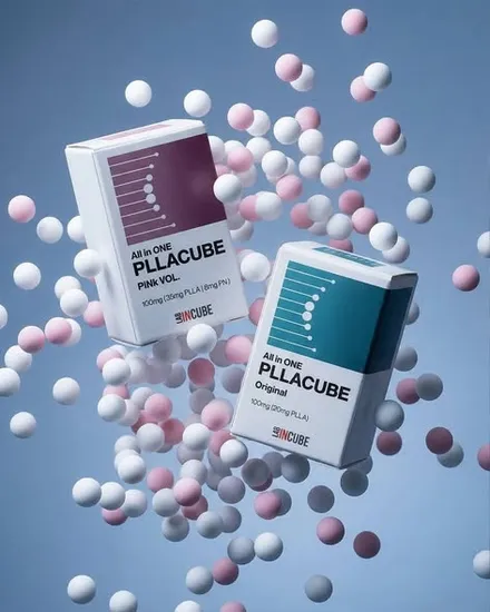 Hộp PLLACUBE Original và PLLACUBE PiNk VOL. giữa các hạt vi cầu trắng hồng