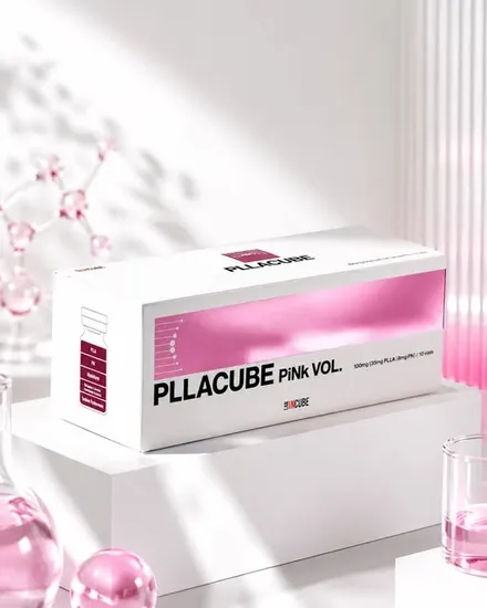 Hộp PLLACUBE PiNk VOL. 100mg (35mg PLLA, 8mg PN) đặt trên bục trắng